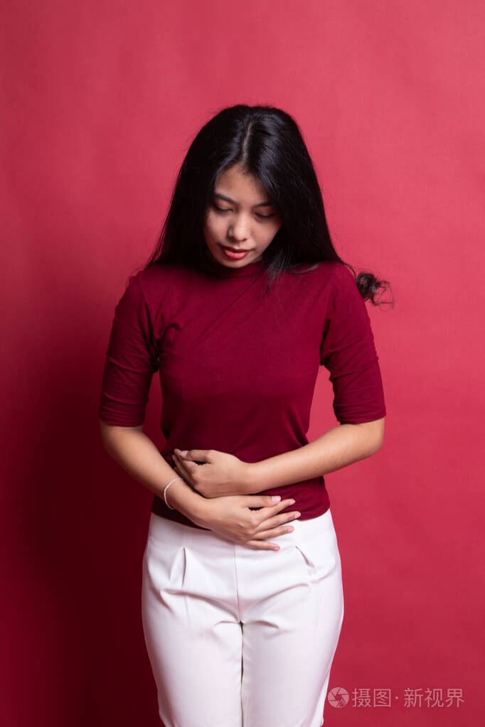 年轻的亚洲女人胃痛