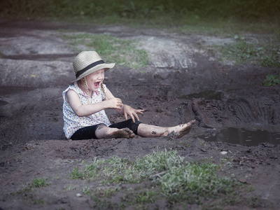 脏女孩,哭.乡村公路,泥泞照片