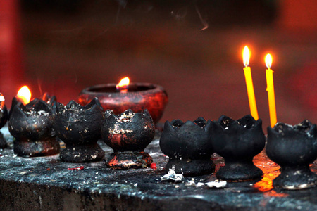 香和燃烧的蜡烛。泰国传统佛教观念。
