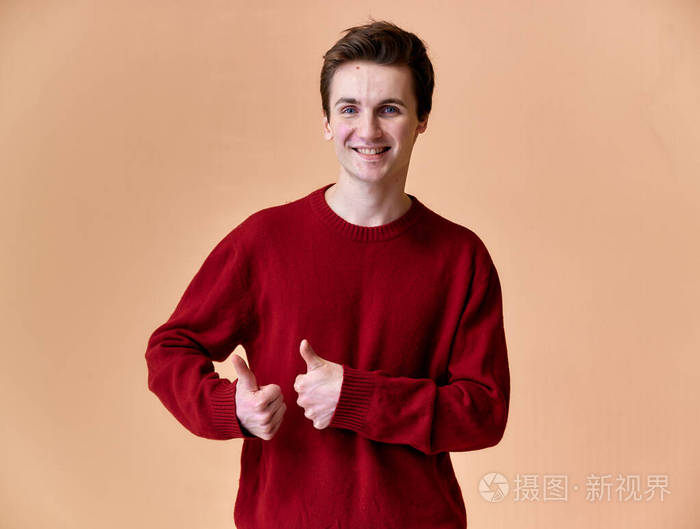 一位年轻的白人男子的画像 短发 白牙微笑 穿着一件紫红色毛衣 粉色背景 站在镜头前说话 伸出双手 照片 正版商用图片2759dq 摄图新视界 一位年轻的白人男子的画像 短发 白牙微笑 穿着一件紫红色毛衣 粉色背景 站在镜头前说话 伸出双手 照片 正版商用图片2759dq 摄图新视界