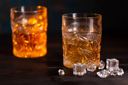 加冰块的玻璃杯威士忌