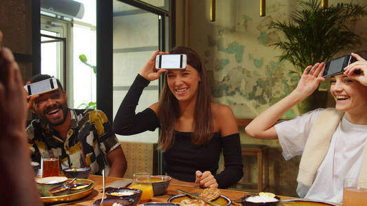 慢动作，朋友们在咖啡馆见面，他们用手机玩文字游戏
