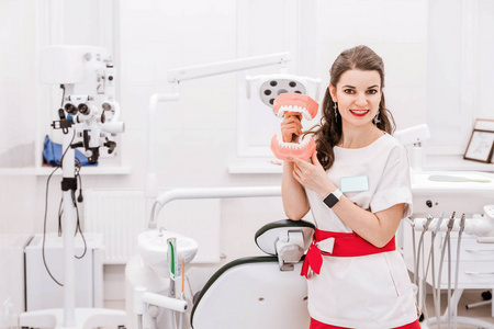 现代诊所中的女牙医或女卫生员的画像
