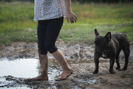 泥泥狗孩子的脚踩在泥里.狗照片