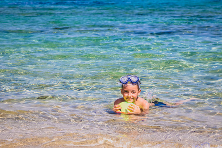 海滩 旅行 活动 美丽的 假日 男孩 水塘 太阳 乐趣 潜水