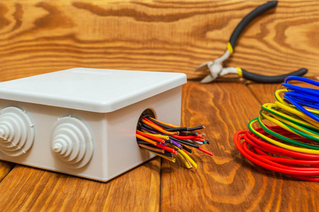 电气安装过程中使用的带电缆电线和工具的电气接线盒