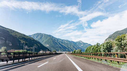 山路。山脉。山里的路。山路。