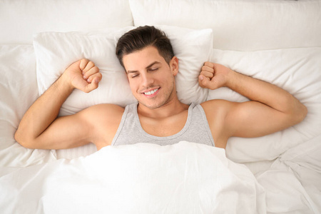 男人醒来微笑图片