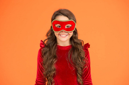 小女孩戴着威尼斯面具微笑.新年晚会.假日季节.圣诞快乐.新年快乐照片