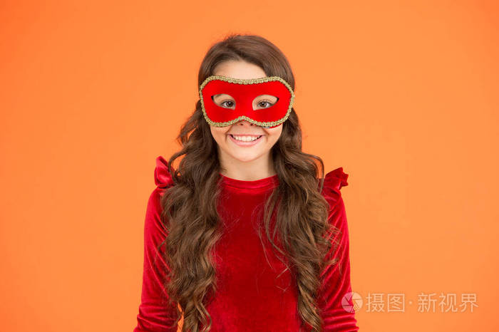 小女孩戴着威尼斯面具微笑.新年晚会.假日季节.圣诞快乐.新年快乐