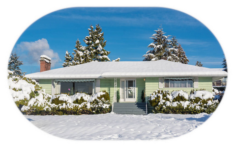 冬季阳光明媚的雪地家庭住宅