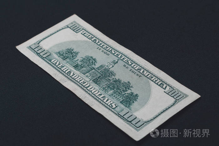 黑色背景上旧的一百美元美元的背面