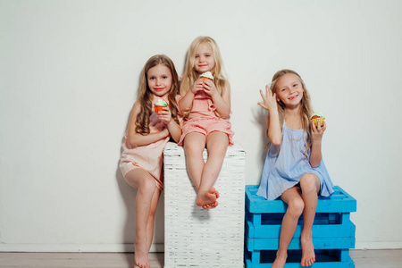 三个漂亮的小女孩和甜糖果棒棒糖