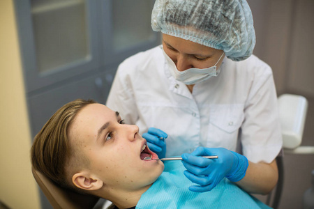 疼痛 病人 炎症 白种人 龋病 医生 健康 口腔医学 牙痛