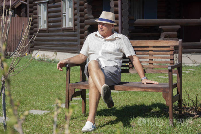 靠着木屋坐在长凳上的人