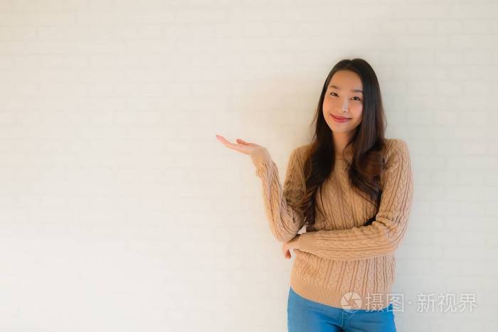 美丽的亚洲年轻女性在许多动作中微笑快乐