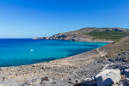 西班牙马略卡岛美丽的海岸，在清澈的蓝色海水中有一艘游艇