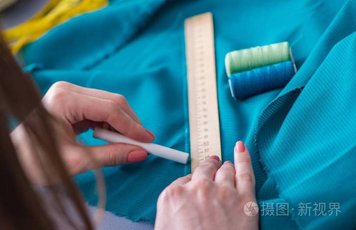 女裁缝在服装缝纫测量法