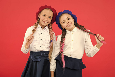 快乐的穿制服的孩子们.友谊和姐妹情谊.最好的朋友.国外教育.法国.
