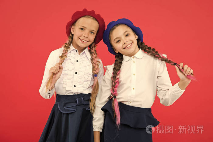 戴着法国贝雷帽的小女孩.快乐的穿制服的孩子们.友谊和姐妹情谊.