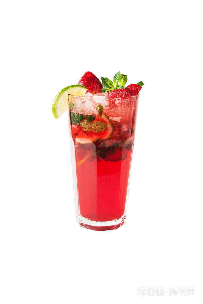 草莓莫吉托鸡尾酒配冰块在白色隔离玻璃上