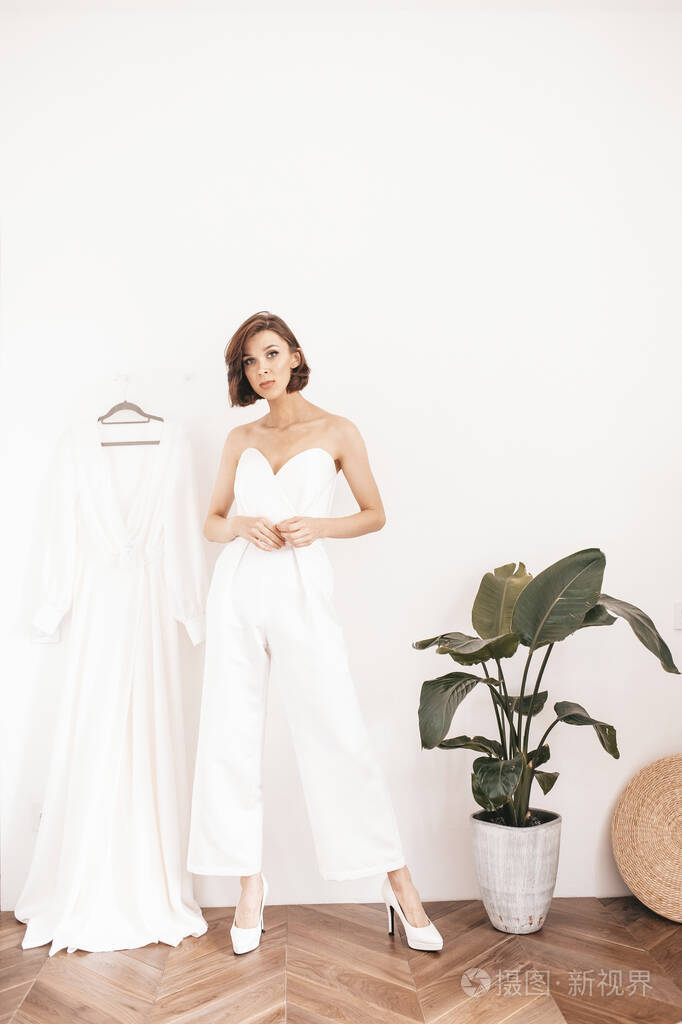 豪华室内的现代新娘美丽的年轻新娘穿着白色婚纱在室内