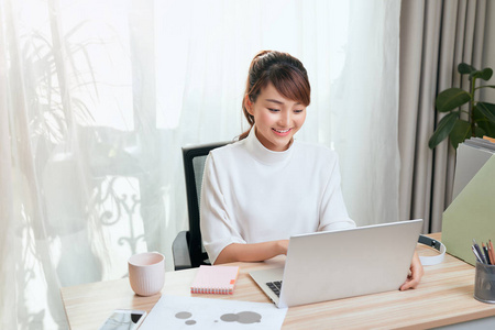 技术 女人 在线 计算机 因特网 书桌 成人 通信 微笑