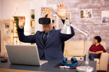 老年人首次体验新的虚拟现实技术