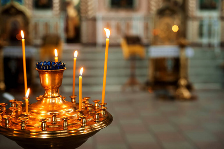 在东正教教堂里点蜡烛。宗教的象征