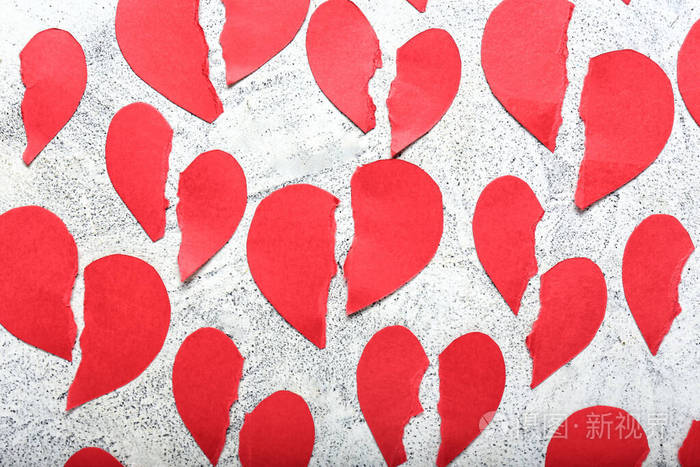 许多破碎的心在浅色的背景下离婚的概念