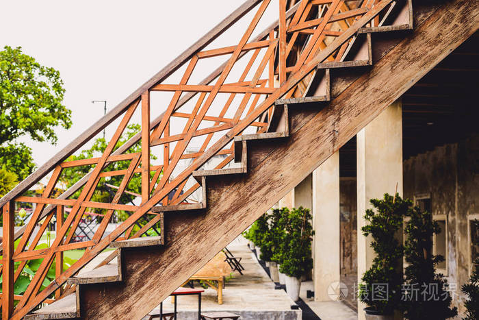 带楼梯栏杆的室外旧木楼梯