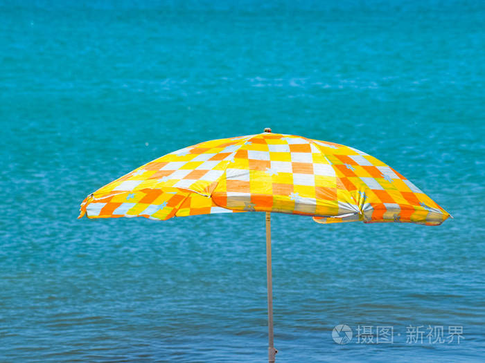 海滩上的阳光下的沙滩伞黑海