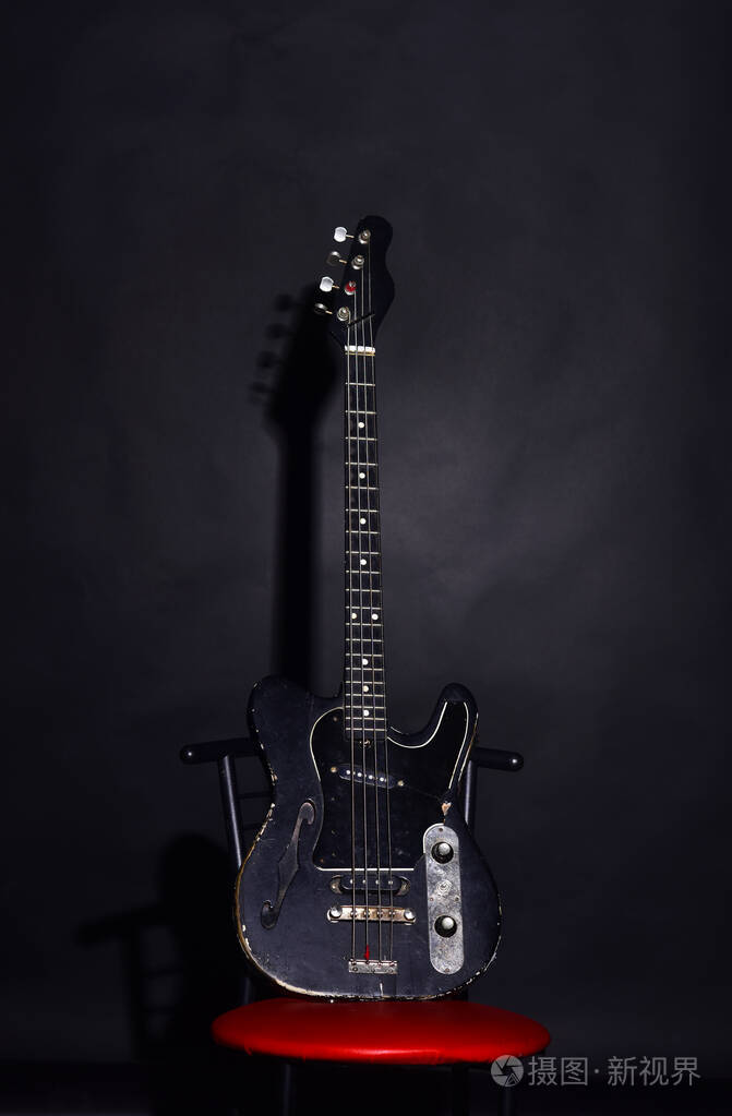 电吉他站在红色的椅子上乐器