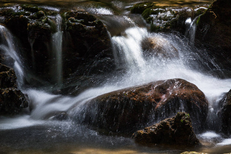 环境 风景 岩石 旅游业 森林 夏天 流动 旅行 落下 瀑布