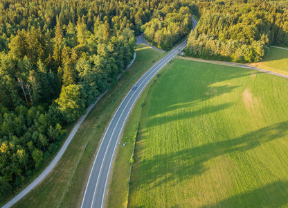风景 欧洲 无人机 公路 乡村 汽车 驱动 美丽的 开车