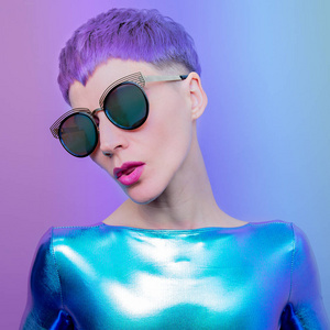 一头短发的未来霓虹灯女孩.时尚发型骗局照片