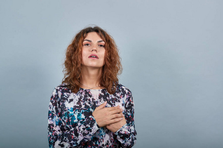 不幸迷人的年轻女士双手交叉放在胸前照片