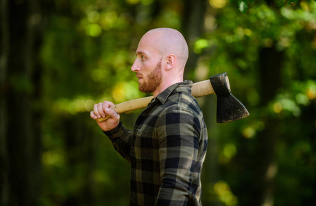 男人格子衬衫用斧头.森林里残暴迷人的雄性.力量和力量.