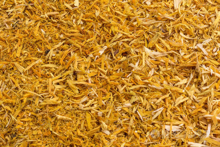 菠萝蜜树的木质碎片和干叶子粘在一起