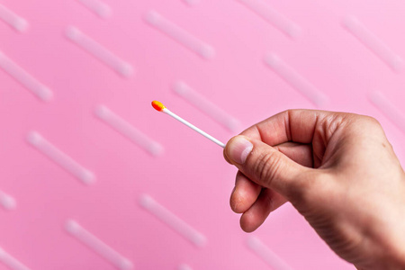 满血拿着装满血的卫生棉棒的人照片