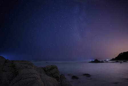 夜色中的科斯塔布拉瓦海景照片