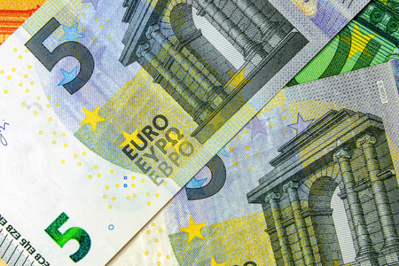 两张5欧元的是以100欧元和50欧元为背景的。通货膨胀概念