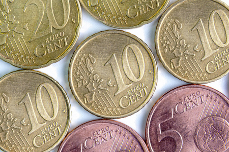 欧分的背景。宏。特写。背景是欧元。小钱。5欧分。10欧分。20欧分。平躺。孤立的