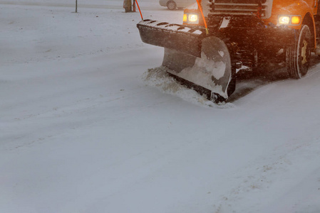 市政设备冬季室外除雪清扫道路图片