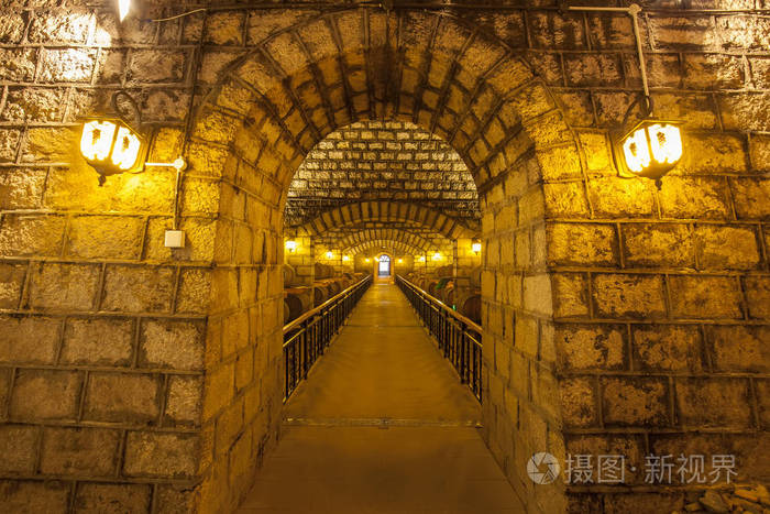 酒桶堆在地窖里