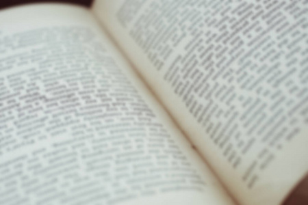 模糊了特写镜头紫罗兰描画的金属纸系牢和毛边书和不锈的希腊字母第13