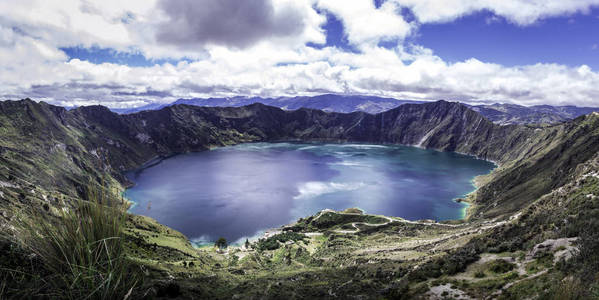 奎罗托亚火山口内的湖泊全景。南美洲