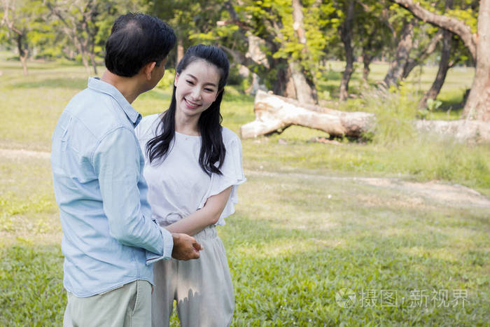 公园里的成年男女情侣
