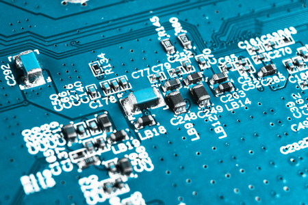 带有电阻芯片和电子元件的电路板的宏镜头。计算机硬件技术。集成通信处理器。信息工程。半导体。印刷电路板。特写