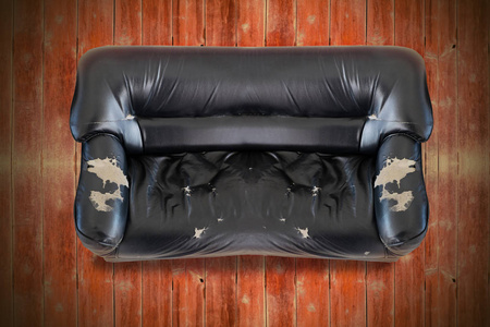 家脏旧木头背景上的又旧又脏的沙发家具.照片